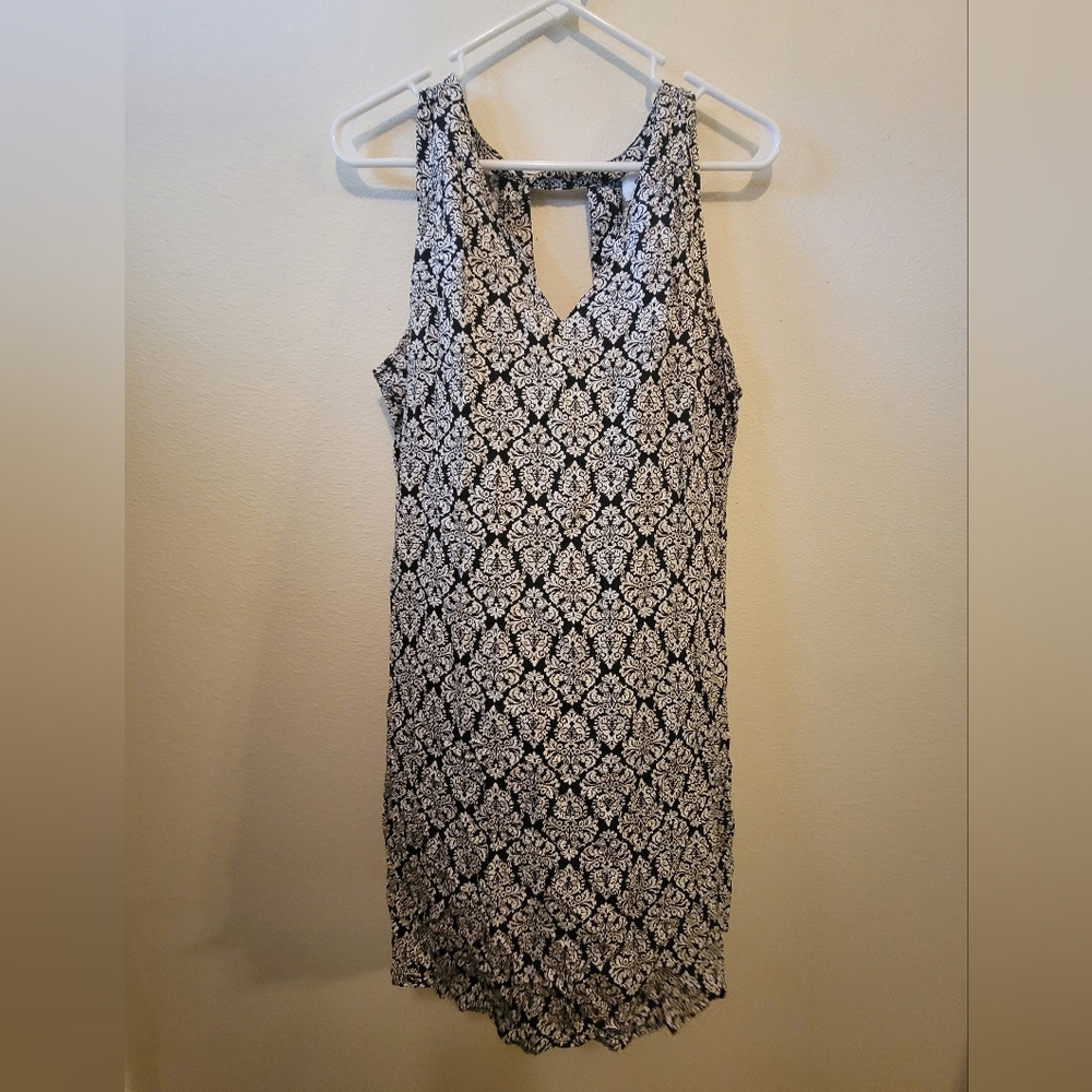 Great layering piece! Black and white printed dress with keyhole in back. Size L
